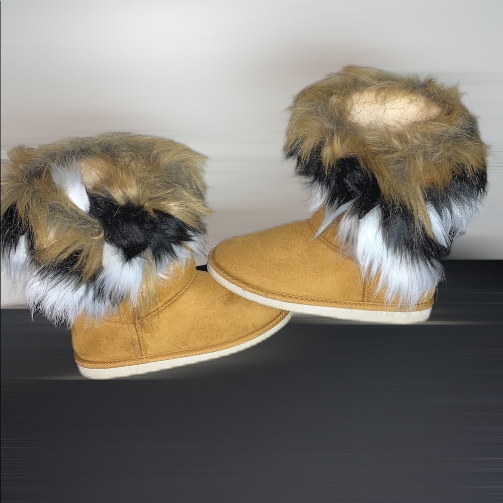 Women fashion fur boots size 8.5